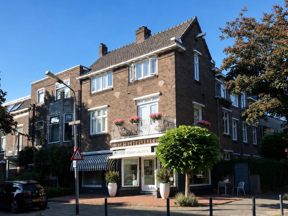 Het hoekpand van kapsalon Maison Jacinthe aan de Jan van Goyenstraat 13 in Nijmegen-Oost, met de blauw-witte luifel boven de etalage