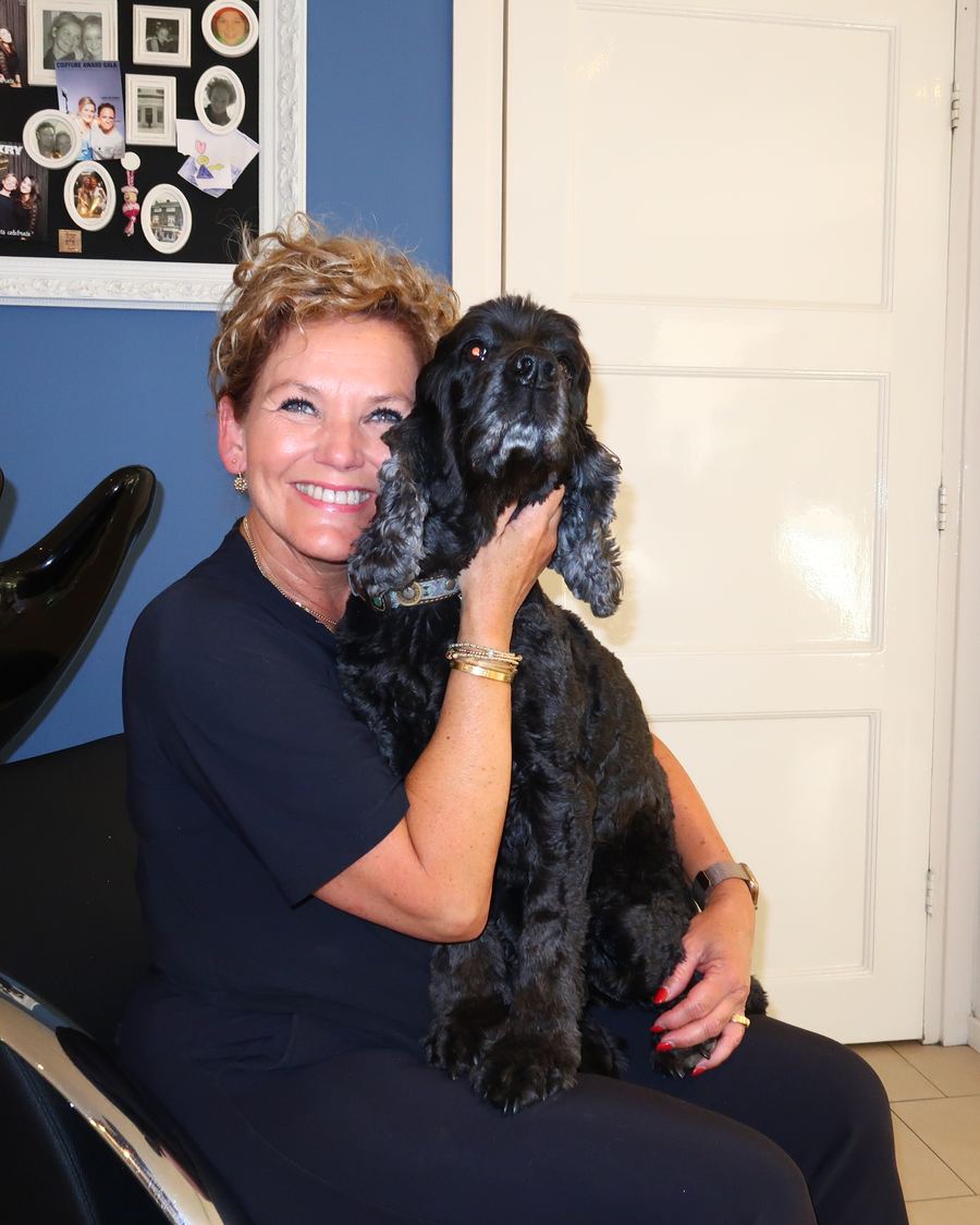 Jacintha met de salonhond in de salon